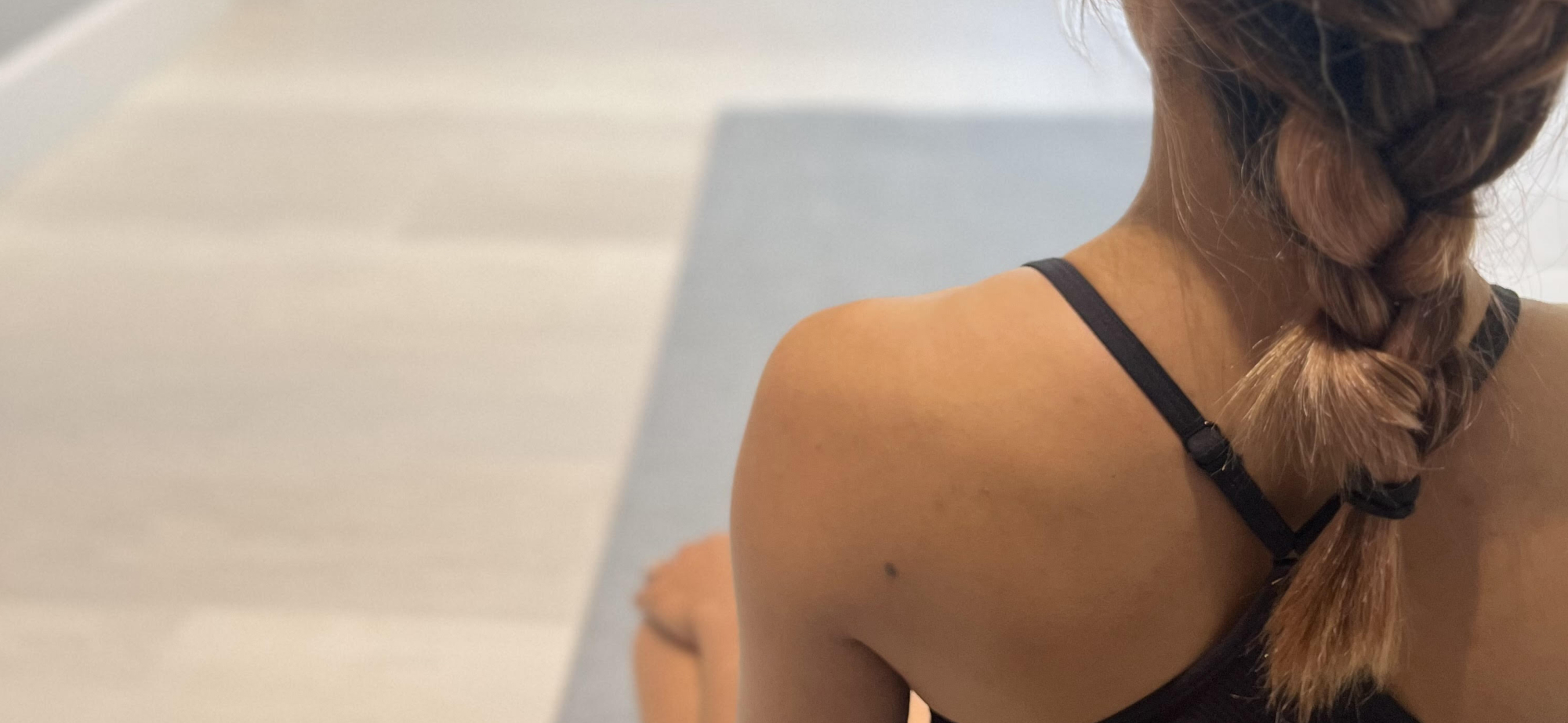 Patient's back and shoulders during a Schroth exercise